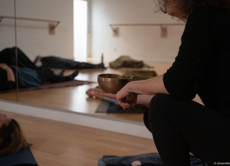 Cours collectif de yoga à Belfort. Axelle Gagnard. Photographe Olivier Skler
