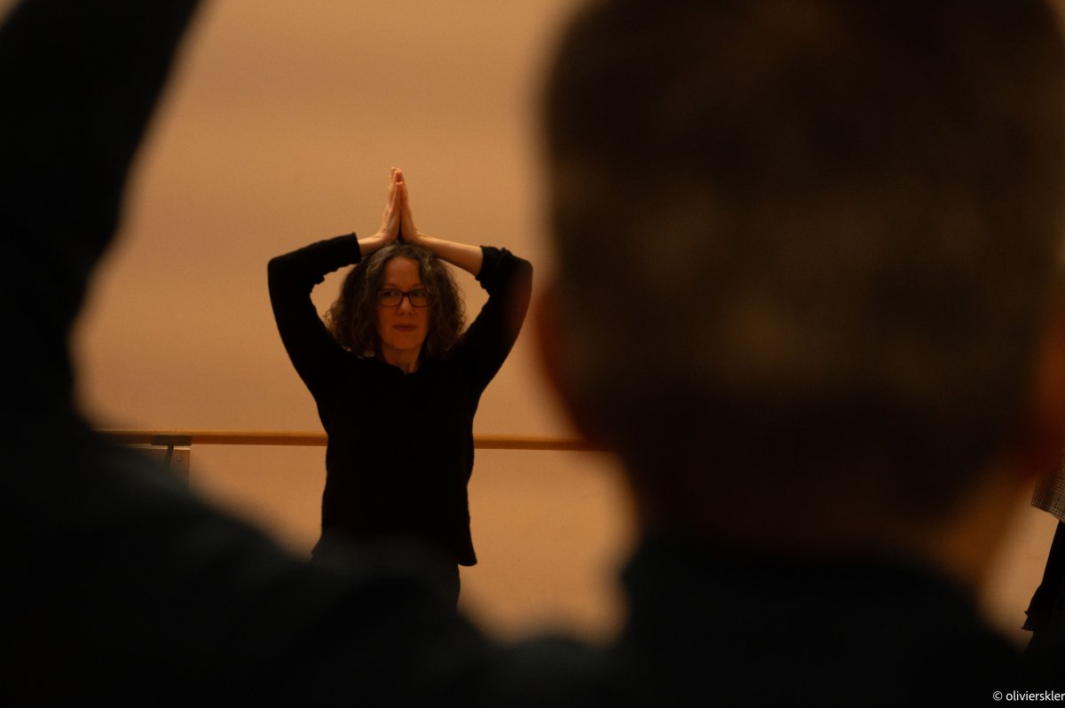 Posture de Hatha yoga en cours collectif à Belfort. Axelle Gagnard. Photographe Olivier Skler