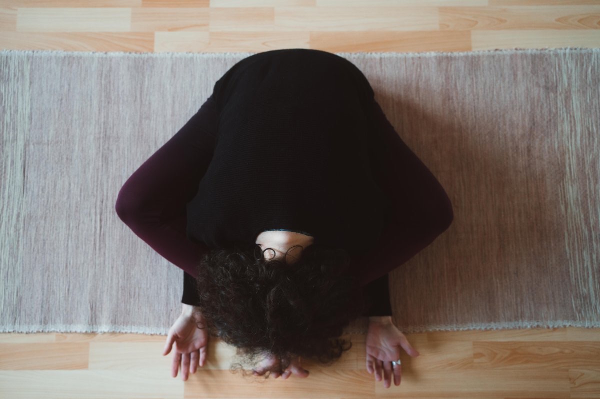Image de posture de Yin yoga du papillon. Axelle Gagnard yoga à Belfort. Photographe Tom Clément