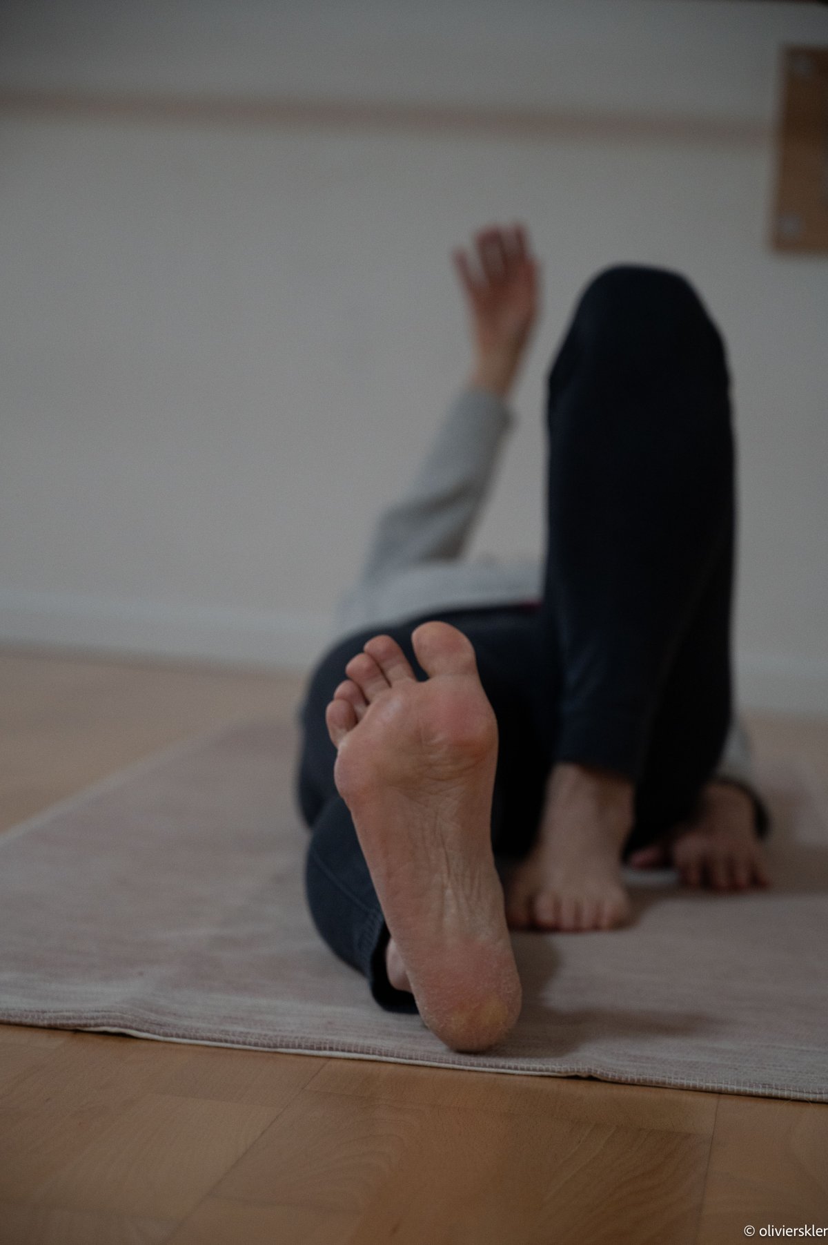 Posture allongée au sol. Axelle Gagnard yoga Belfort. Photographe Olivier Skler